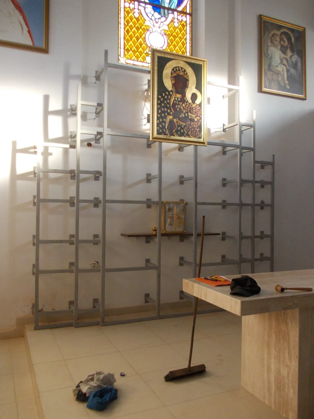 Zabudowa stalowa we wnętrzu kościoła