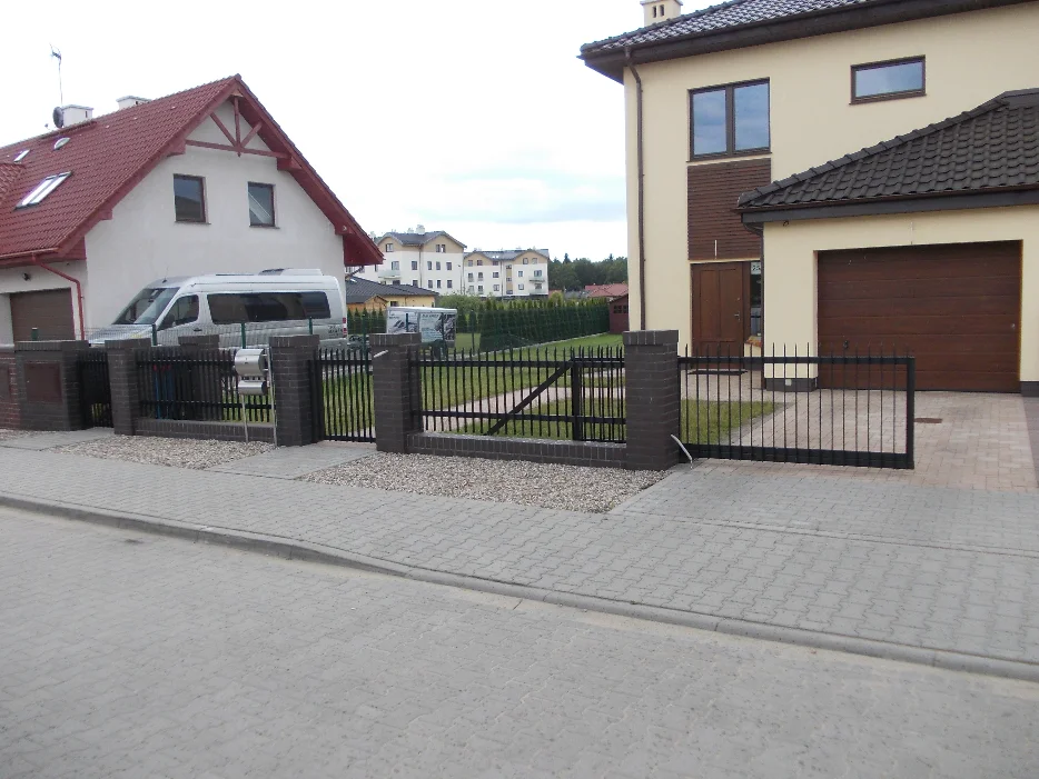 Brama przesuwna z automatyką widziana z podjazdu