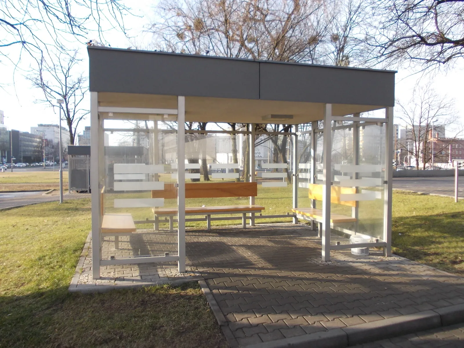 Wiata przystanku autobusowego ze stalową konstrukcją i ławką