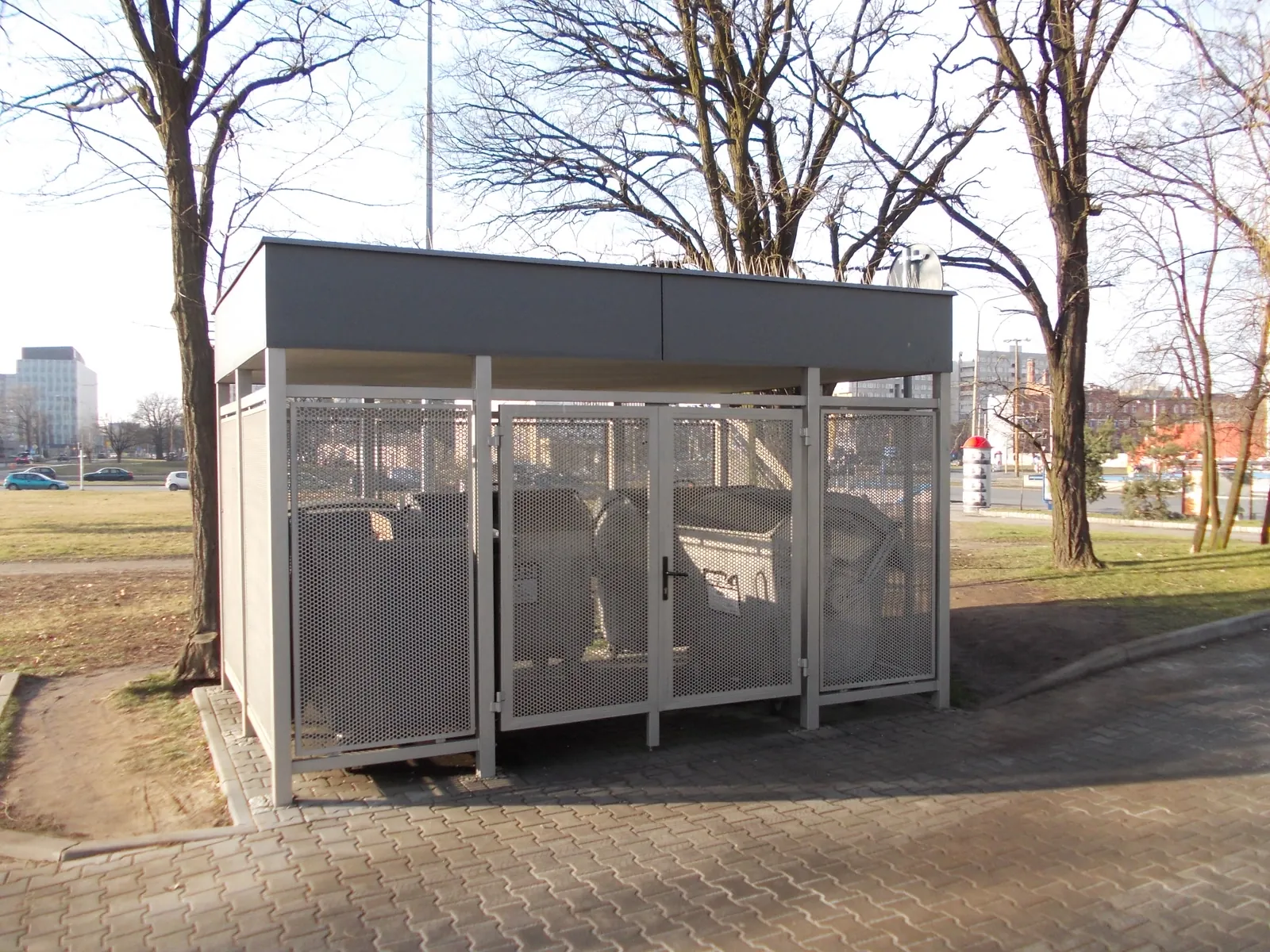 Wiata śmietnikowa ze stalową konstrukcją i panelami siatkowymi