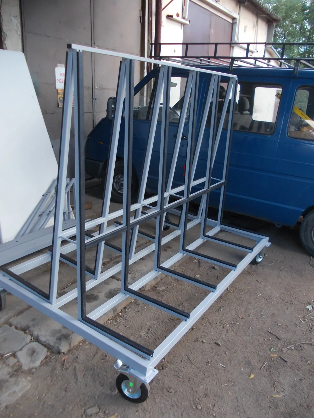 Stalowy wózek transportowy na kółkach